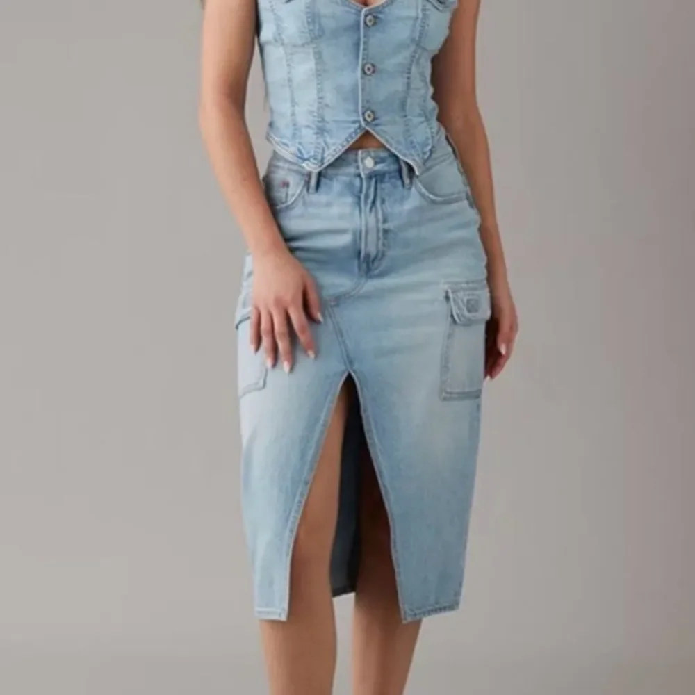 American Eagle Dreamy Drape High-Waisted Cargo Denim Midi Skirt size 2 NWT